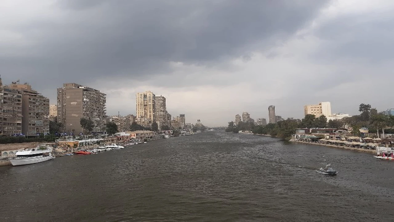 موجة رمال مثارة تتسبب في تدهور مستوى الرؤية الأفقية بمدينة القاهرة